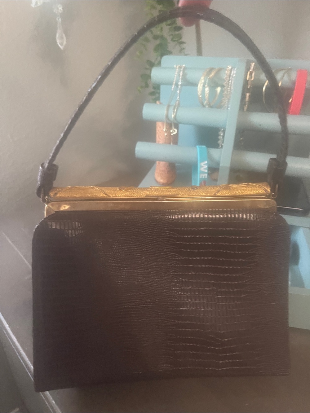 Vintage-Inspired Brown Lizard-Embossed Handbag with Gold Frame